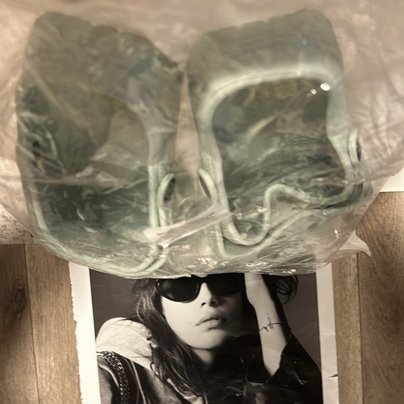 Slippers Sandals House Shoes Comfy look a likes Light Green Size 7 Brand New - Picture 3 of 5